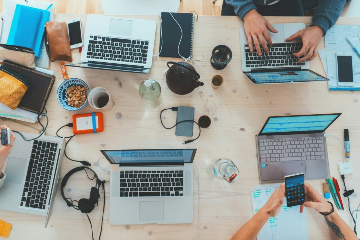 Participants d'une formation à l'intelligence artificielle, ordinateurs ouverts